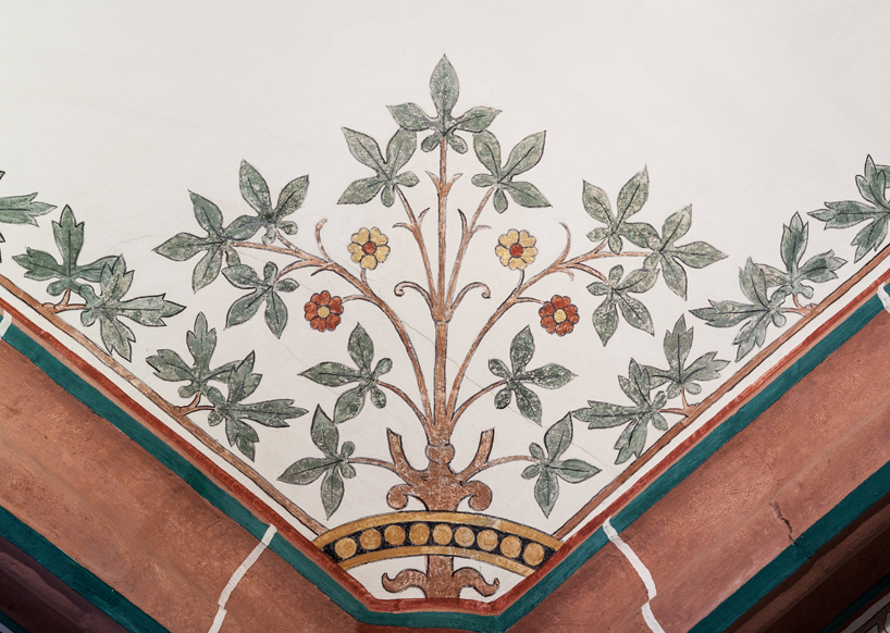 Florale Deckenmalerei aus der Nachkriegszeit 